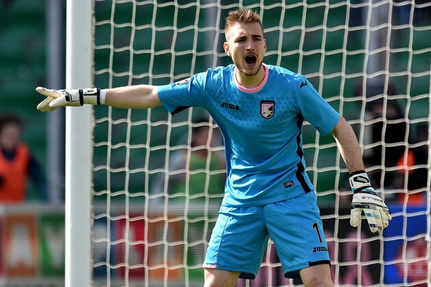 PALERMO, ITALY - FEBRUARY 28:  Josip Posavec goalkeeper of Palermo in action during the Serie A match between US Citta di Palermo and Bologna FC at Stadio Renzo Barbera on February 28, 2016 in Palermo, Italy.  (Photo by Tullio M. Puglia/Getty Images)