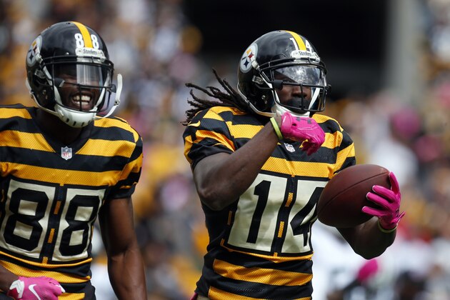 PITTSBURGH, PA - OCTOBER 09:  Sammie Coates #14 of the Pittsburgh Steelers celebrates with Darrius Heyward-Bey #88 after catching a 72 yard touchdown pass in the first quarter during the game against the New York Jets on October 9, 2016 at Heinz Field in Pittsburgh, Pennsylvania.  (Photo by Justin K. Aller/Getty Images)