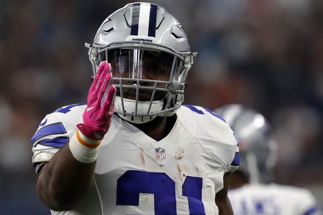 ARLINGTON, TX - OCTOBER 09:   Ezekiel Elliott #21 of the Dallas Cowboys celebrates a first down during the first quarter against the Cincinnati Bengals at AT&T Stadium on October 9, 2016 in Arlington, Texas. (Photo by Ronald Martinez/Getty Images)