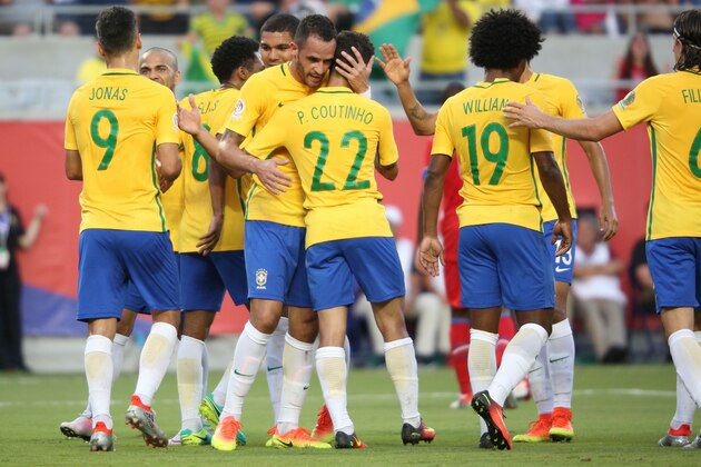 Brazil's Philippe Coutinho (C) celebrates scoring his team's second goal during the Copa America Centenario tournament football match in Orlando, Florida, United States, on June 8, 2016.  / AFP / Gregg NEWTON        (Photo credit should read GREGG NEWTON/AFP/Getty Images)