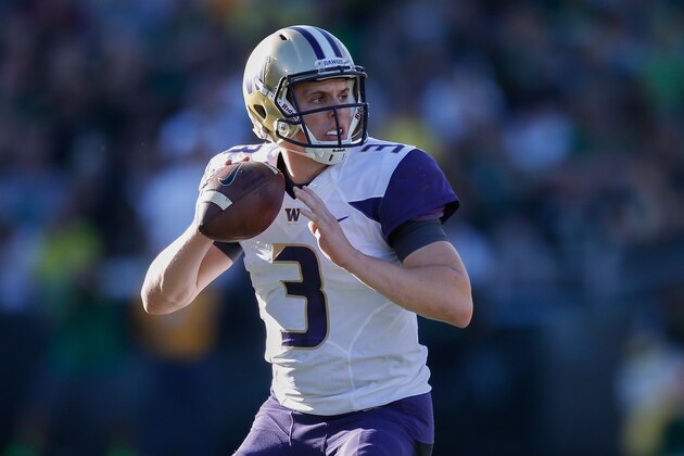 EUGENE, OR - OCTOBER 08:  Quarterback Jake Browning #3 of the Washington Huskies looks downfield to pass against the Oregon Ducks on October 8, 2016 at Autzen Stadium in Eugene, Oregon.  (Photo by Otto Greule Jr/Getty Images)