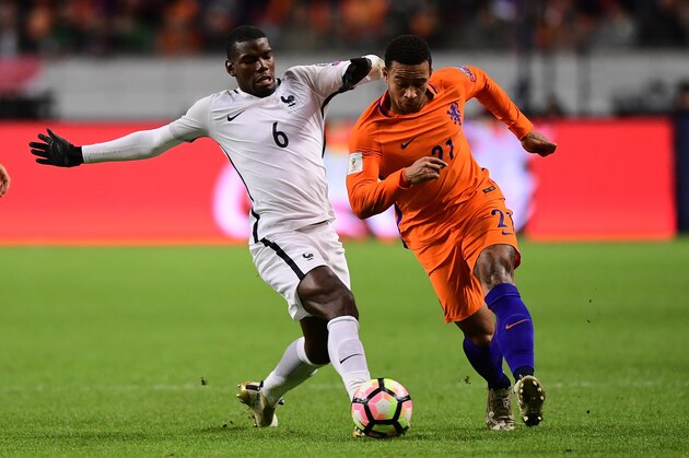Netherlands' Memphis Depay (R) vies with France's Paul Pogba during the FIFA World Cup 2018 qualifying football match Netherlands vs France on October 10, 2016 at the Amsterdam Arena in Amsterdam.  / AFP / EMMANUEL DUNAND        (Photo credit should read EMMANUEL DUNAND/AFP/Getty Images)