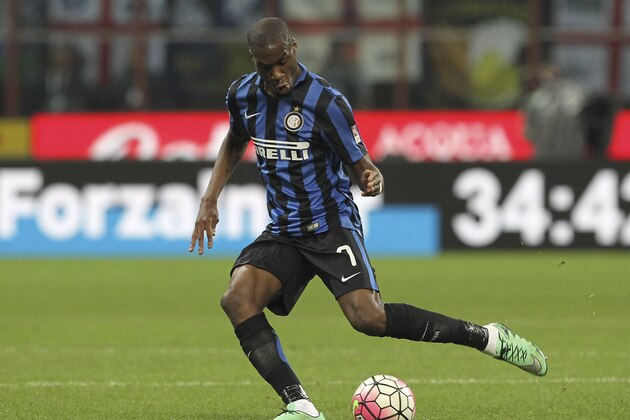 MILAN, ITALY - APRIL 23:  Geoffrey Kondogbia of FC Internazionale Milano in action during the Serie A match between FC Internazionale Milano and Udinese Calcio at Stadio Giuseppe Meazza on April 23, 2016 in Milan, Italy.  (Photo by Marco Luzzani/Getty Images)