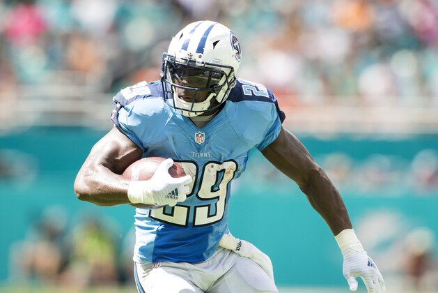 MIAMI GARDENS, FL - OCTOBER 09:  Running back DeMarco Murray #29 of the Tennessee Titans carries the ball during a NFL game against he Miami Dolphins at Hard Rock Stadium on October 9, 2016 in Miami Gardens, Florida.  (Photo by Ronald C. Modra/Sports Imagery/ Getty Images)