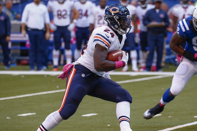 INDIANAPOLIS, IN - OCTOBER 09: Jordan Howard #24 of the Chicago Bears runs the ball during the game against the Indianapolis Colts at Lucas Oil Stadium on October 9, 2016 in Indianapolis, Indiana.  (Photo by Michael Hickey/Getty Images)