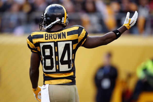 PITTSBURGH, PA - OCTOBER 09:  Antonio Brown #84 of the Pittsburgh Steelers tries to pump up the fans prior to a fourth quarter punt return while playing the New York Jets at Heinz Field on October 9, 2016 in Pittsburgh, Pennsylvania. Pittsburgh won the game 31-13. (Photo by Gregory Shamus/Getty Images)