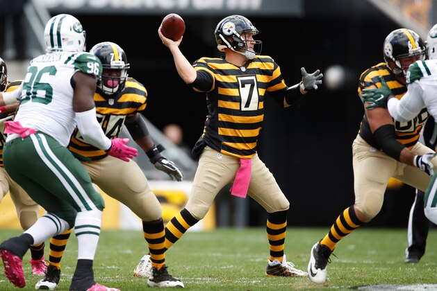 PITTSBURGH, PA - OCTOBER 09:  Ben Roethlisberger #7 of the Pittsburgh Steelers throws a second quarter pass while playing the New York Jets at Heinz Field on October 9, 2016 in Pittsburgh, Pennsylvania. (Photo by Gregory Shamus/Getty Images)