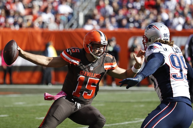 CLEVELAND, OH - OCTOBER 09: Charlie Whitehurst #15 of the Cleveland Browns tries to avoid pressure from Chris Long #95 of the New England Patriots in the fourth quarter of the game at FirstEnergy Stadium on October 9, 2016 in Cleveland, Ohio. The Patriots defeated the Browns 33-13. (Photo by Joe Robbins/Getty Images)