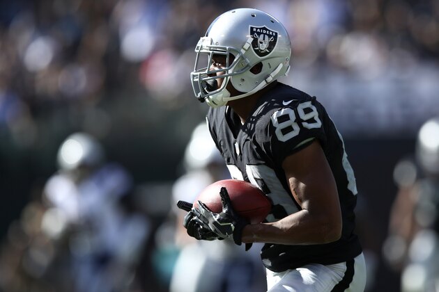 OAKLAND, CA - OCTOBER 09:  Amari Cooper #89 of the Oakland Raiders scores a 64-yard touchdown against the San Diego Chargers during their NFL game at Oakland-Alameda County Coliseum on October 9, 2016 in Oakland, California.  (Photo by Ezra Shaw/Getty Images)