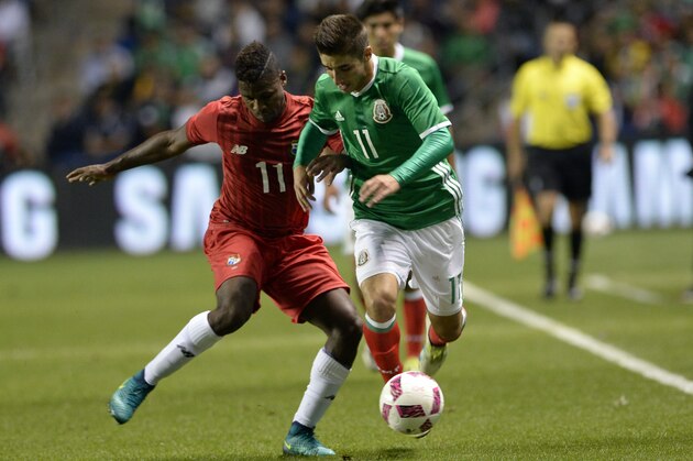 Isaac Brizuela (R) of Mexico vies for the ball with Armando Cooper (L) of Panama during the friendly football match between the Mexican national team and the Panama national team at the Toyota Park Stadium, on October 11, 2016 in Bridgeview, Illinois. / AFP / MAURICE LECLAIRE        (Photo credit should read MAURICE LECLAIRE/AFP/Getty Images)
