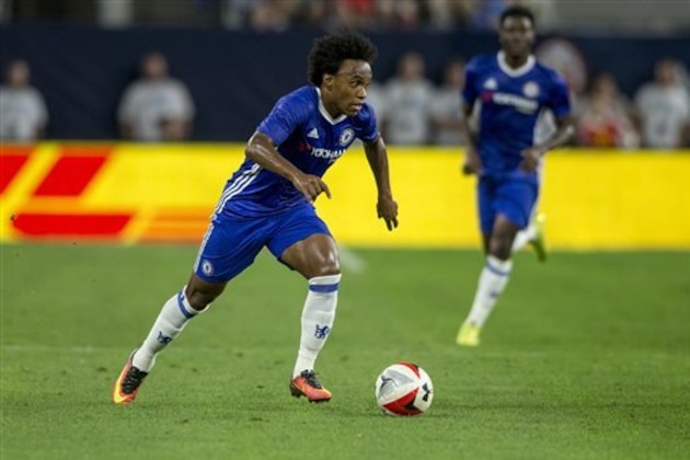 Chelsea midfielder Willian dribbles against Chelsea in the first half of an exhibition soccer game Wednesday, Aug. 3, 2016, in Minneapolis. Chelsea won 3-1. (AP Photo/Bruce Kluckhohn)