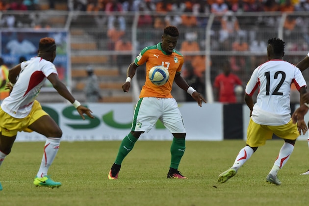 Ivory Coast's Serge Aurier vies with Mali's Moussa Doumbia (R) and Youssouf Kone (L) during the FIFA World Cup 2018 football qualification match between Ivory Coast and Mali at the stade de la Paix in Bouake on October 8, 2016. / AFP / ISSOUF SANOGO        (Photo credit should read ISSOUF SANOGO/AFP/Getty Images)