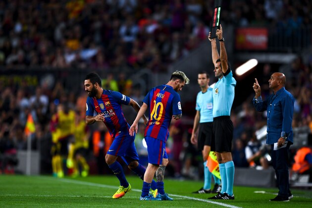 BARCELONA, SPAIN - SEPTEMBER 21:  Lionel Messi of FC Barcelona is comforted by his team mate Ardan Turan of FC Barcelona as he leaves the pitch injured during the La Liga match between FC Barcelona and Club Atletico de Madrid at the Camp Nou stadium on September 21, 2016 in Barcelona, Spain.  (Photo by David Ramos/Getty Images)