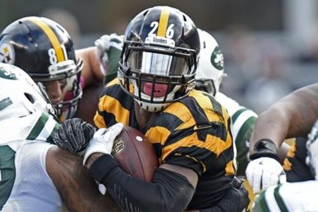 Pittsburgh Steelers running back Le'Veon Bell (26) is tackled by New York Jets outside linebacker Darron Lee (50) during the second half of an NFL football game in Pittsburgh, Sunday, Oct. 9, 2016. The Steelers won 31-13. (AP Photo/Don Wright)