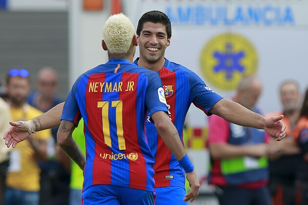 LEGANES, SPAIN - SEPTEMBER 17: Neymar JR. (L) of FC Barcelona celebrates scoring their third goal with teammate Luis Suarez (R) during the La Liga match between Deportivo Leganes and FC Barcelona at Estadio Municipal de Butarque on September 17, 2016 in Leganes, Spain. (Photo by Gonzalo Arroyo Moreno/Getty Images)