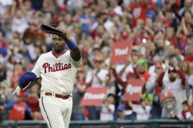 Philadelphia Phillies' Ryan Howard waves to the crowd after being pulled during the ninth inning of a baseball game against the New York Mets, Sunday, Oct. 2, 2016, in Philadelphia. (AP Photo/Matt Slocum)