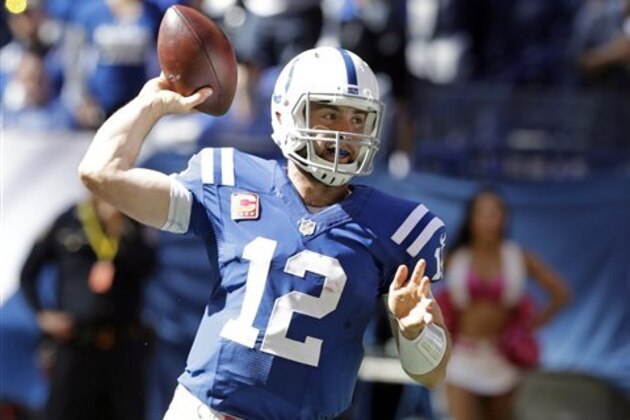 Andrew Luck, quarterback de los Colts de Indianápolis, lanza un pase en el duelo del domingo 9 de octubre de 2016 frente a los Bears de Chicago (AP Foto/Darron Cummings)