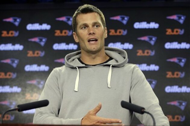 El quarterback de los Patriots, Tom Brady, habla en conferencia de prensa el miércoles, 12 de octubre de 2016, en Foxborough, Massachusetts. (AP Photo/Steven Senne)