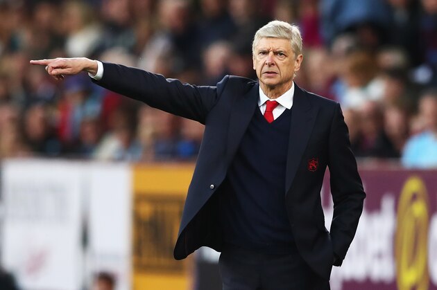 BURNLEY, ENGLAND - OCTOBER 02: Arsene Wenger, Manager of Arsenal gives his team instructions during the Premier League match between Burnley and Arsenal at Turf Moor on October 2, 2016 in Burnley, England.  (Photo by Matthew Lewis/Getty Images)