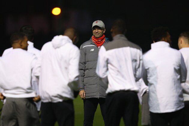 LIVERPOOL, ENGLAND - NOVEMBER 25:  Jurgen Klopp the manager of Liverpool talks with his players during a training session at Melwood Training Complex on November 25, 2015 in Liverpool, United Kingdom.  (Photo by Alex Livesey/Getty Images)