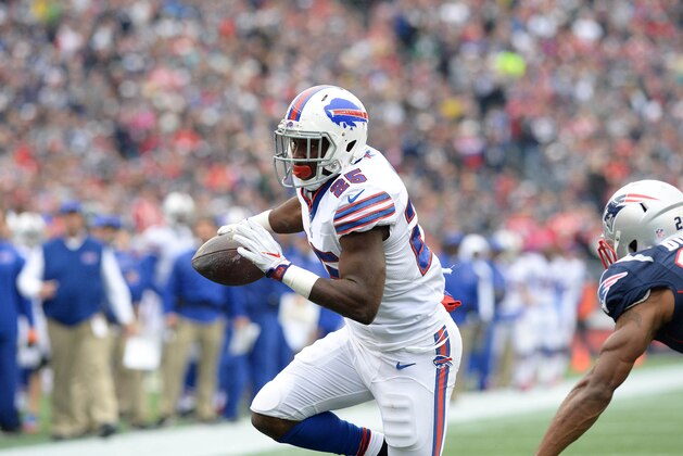 FOXBORO, MA - OCTOBER 2: LeSean McCoy #25 of the Buffalo Bills runs for a touchdown in the first quarter against the New England Patriots at Gillette Stadium on October 2, 2016 in Foxboro, Massachusetts. The Bills won the game 16-0.  (Photo by Darren McCollester/Getty Images)