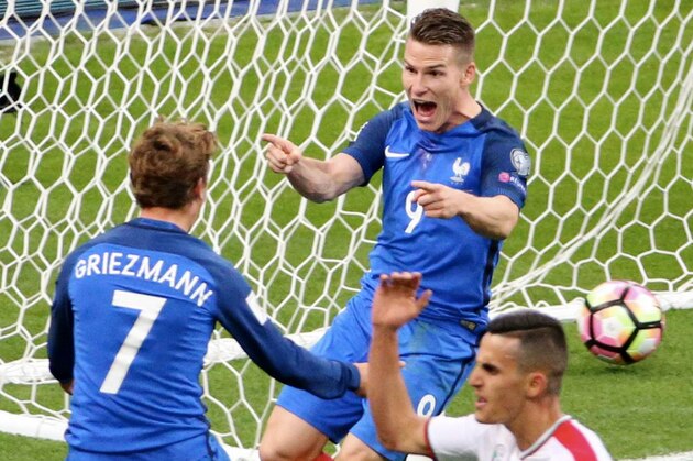 PARIS, FRANCE - OCTOBER 07: Kevin Gameiro #9 of France celebrate his second goal with Antoine Griezmann #7 during the Qualifying Groupe A FIFA World Cup 2018 between France and Bulgaria at Stade de France on october 07, 2016 in Paris, France. (Photo by Xavier Laine/Getty Images)