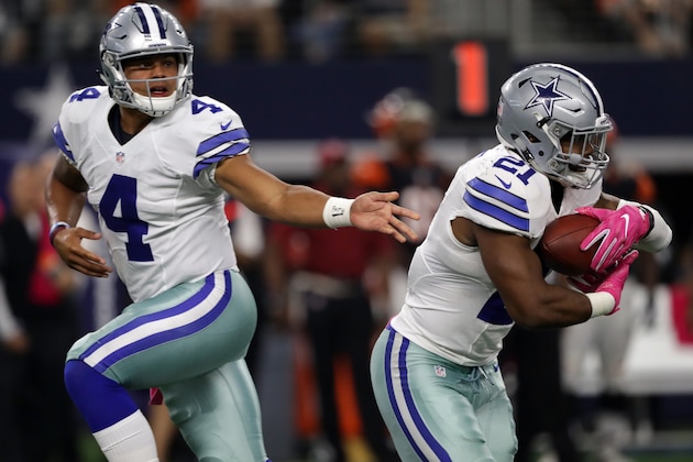 ARLINGTON, TX - OCTOBER 09:   Dak Prescott #4 of the Dallas Cowboys hands the ball off to Ezekiel Elliott #21 during the third quarter against the Cincinnati Bengals at AT&T Stadium on October 9, 2016 in Arlington, Texas. (Photo by Ronald Martinez/Getty Images)