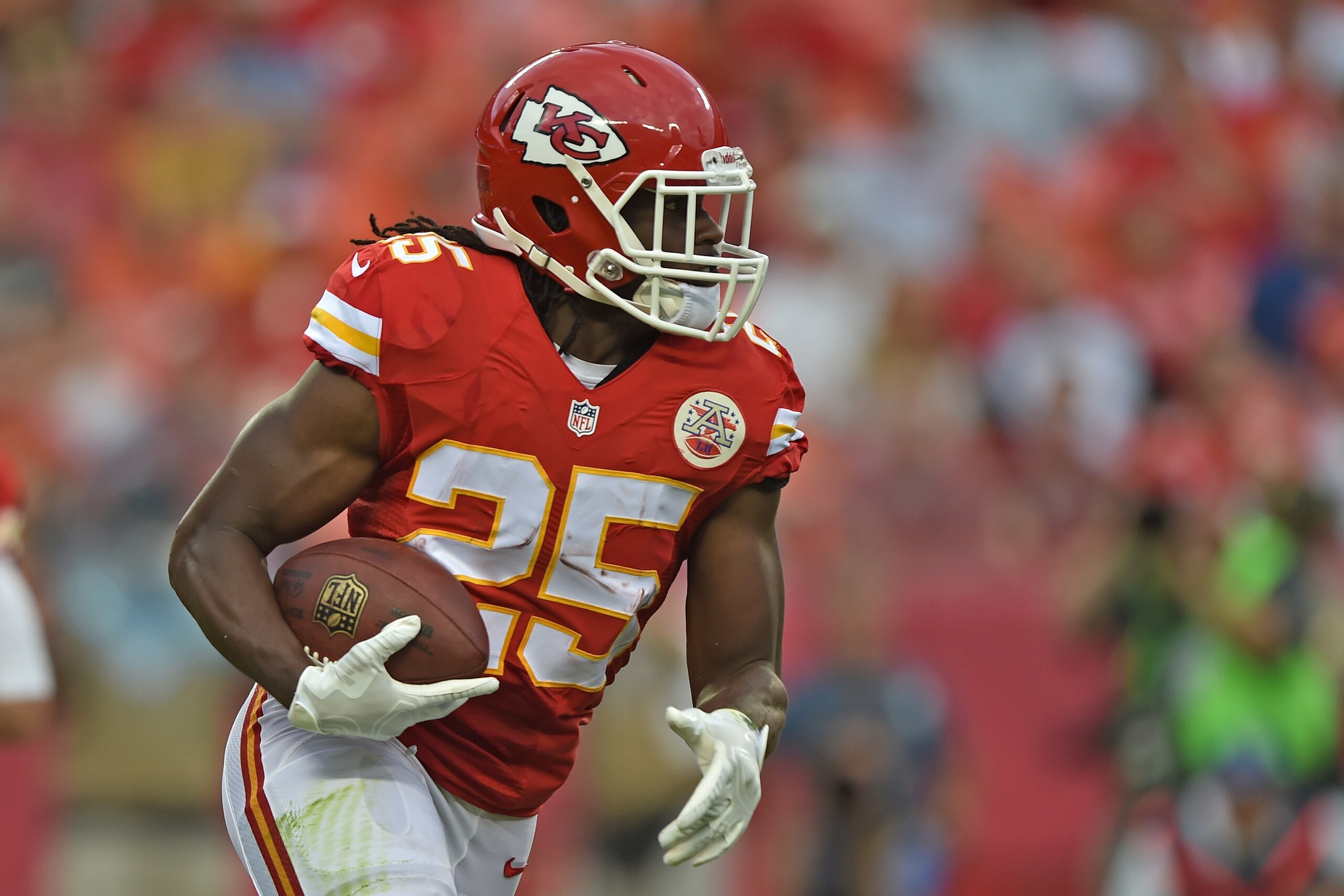 KANSAS CITY, MO - AUGUST 07:  Running back Jamaal Charles #25 of the Kansas City Chiefs rushes down field against the Cincinnati Bengals during the first half at Arrowhead Stadium on August 7, 2014 in Kansas City, Missouri.  (Photo by Peter G. Aiken/Getty Images)