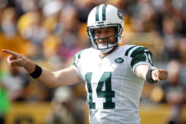 PITTSBURGH, PA - OCTOBER 09:  Ryan Fitzpatrick #14 of the New York Jets calls out signals prior to a second quarter play against the Pittsburgh Steelers at Heinz Field on October 9, 2016 in Pittsburgh, Pennsylvania. (Photo by Gregory Shamus/Getty Images)