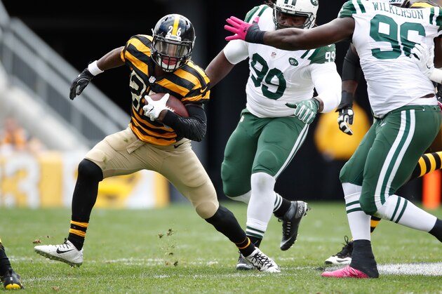 PITTSBURGH, PA - OCTOBER 09:  Le'Veon Bell #26 of the Pittsburgh Steelers looks for running room during a second quarter run between Steve McLendon #99 and Muhammad Wilkerson #96 of the New York Jetsat Heinz Field on October 9, 2016 in Pittsburgh, Pennsylvania. (Photo by Gregory Shamus/Getty Images)