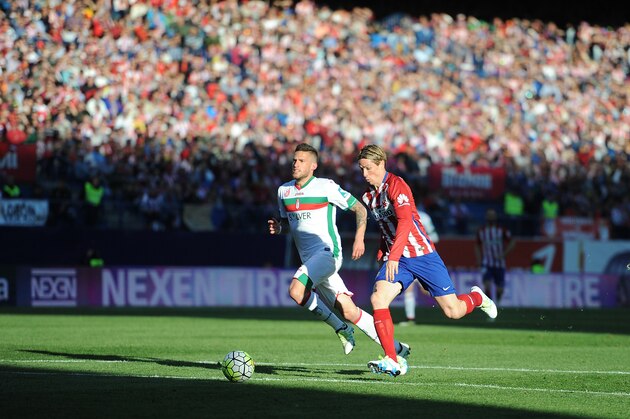 MADRID, SPAIN - APRIL 17:  Fernando Torres of Atletico de Madrid out-runs Cristiano Biraghi of Granada during the La Liga match between Club Atletico de Madrid and Granada CF at Vicente Calderon Stadium on April 17, 2016 in Madrid, Spain.  (Photo by Denis Doyle/Getty Images)