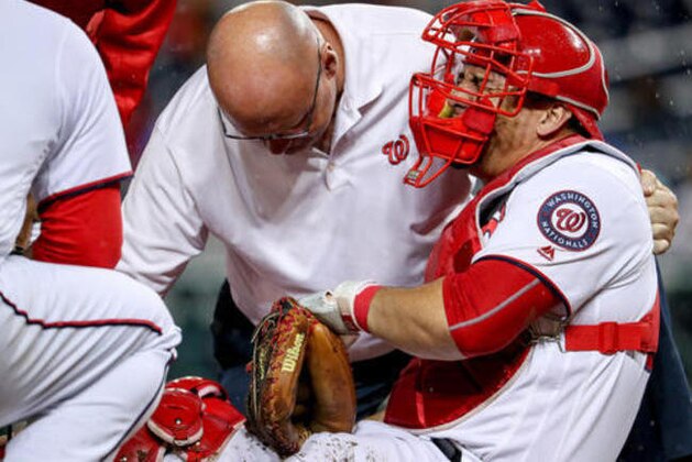 Washington Nationals catcher Wilson Ramos (40) goes down with a knee injury during the 6th inning of a baseball game at Nationals Park in Washington, Monday, Sept. 26, 2016. (AP Photo/Andrew Harnik)