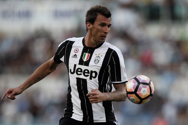 ROME, ITALY - AUGUST 27: Mario Mandzukic of Juventus FC in action during the Serie A match between SS Lazio and Juventus FC at Stadio Olimpico on August 27, 2016 in Rome, Italy.  (Photo by Paolo Bruno/Getty Images)