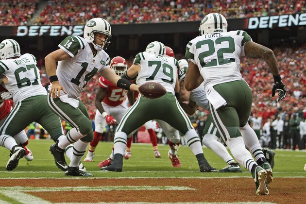 KANSAS CITY, MO - SEPTEMBER 25:  Quarterback Ryan Fitzpatrick #14 of the New York Jets hands the ball off to running back Matt Forte #22 against the Kansas City Chiefs during the first half on September 25, 2016 at Arrowhead Stadium in Kansas City, Missouri.  (Photo by Peter G. Aiken/Getty Images)