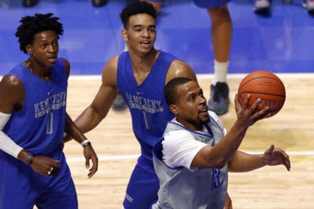 Kentucky's Isaiah Briscoe, right, shoots while teammates De'Aaron Fox (0) and Sacha Killeya-Jones (1) defend during the team's Big Blue Madness on Friday, Oct. 14, 2016, in Lexington, Ky. (AP Photo/James Crisp)
