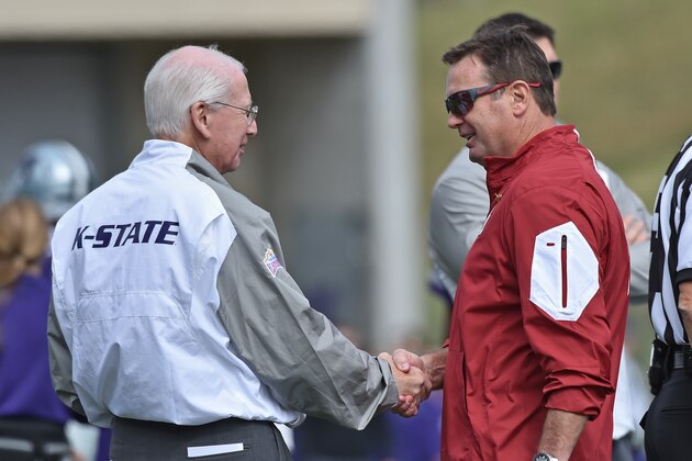 MANHATTAN, KS - OCTOBER 17:  Head coach Bob Stoops (R) of the Oklahoma Sooners shakes hands with head coach Bill Snyder of the Kansas State Wildcats prior to the game on October 17, 2015 at Bill Snyder Family Stadium in Manhattan, Kansas.  (Photo by Peter G. Aiken/Getty Images)