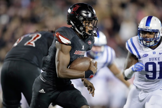 LOUISVILLE, KY - OCTOBER 14:  Lamar Jackson #8 of the Louisville Cardinals runs with the ball during the game against the Duke Blue Devils at Papa John's Cardinal Stadium on October 14, 2016 in Louisville, Kentucky.  (Photo by Andy Lyons/Getty Images)