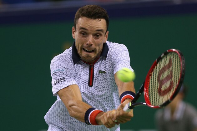 SHANGHAI, CHINA - OCTOBER 14:  Roberto Bautista Agut of Spain returns a shot against  Jo-Wilfried Tsonga of France during the Men's singles quarterfinal match on day 6 of Shanghai Rolex Masters at Qi Zhong Tennis Centre on October 14, 2016 in Shanghai, China.  (Photo by Zhong Zhi/Getty Images)