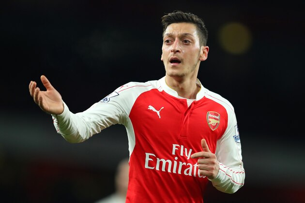 LONDON, ENGLAND - MARCH 02:  Mesut Ozil of Arsenal in action during the Barclays Premier League match between Arsenal and Swansea City at Emirates Stadium on March 2, 2016 in London, England.  (Photo by Richard Heathcote/Getty Images)