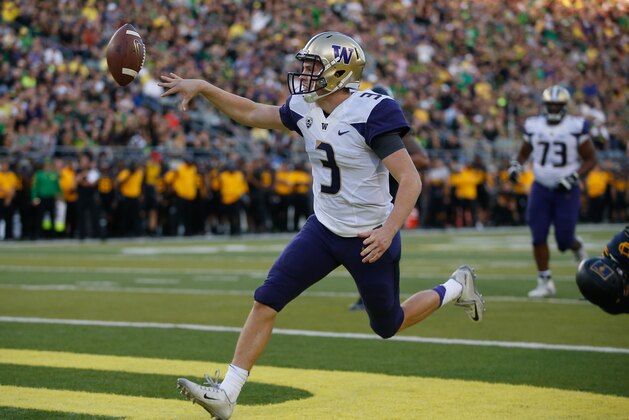 EUGENE, OR - OCTOBER 08:  Quarterback Jake Browning #3 of the Washington Huskies rushes for a touchdown in the second quarter against the Oregon Ducks on October 8, 2016 at Autzen Stadium in Eugene, Oregon.  (Photo by Otto Greule Jr/Getty Images)