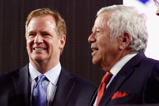 GLENDALE, AZ - FEBRUARY 01:  NFL Commissioner Roger Goodell and New England Patriots owner Robert Kraft on the podium following Super Bowl XLIX against the Seattle Seahawks at University of Phoenix Stadium on February 1, 2015 in Glendale, Arizona. The Patriots defeated the Seahawks 28-24.  (Photo by Christian Petersen/Getty Images)