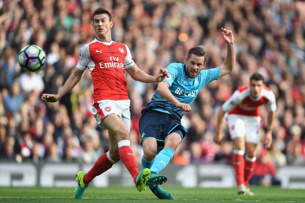 LONDON, ENGLAND - OCTOBER 15: Gylfi Sigurdsson of Swansea City (R) scores his sides first goal during the Premier League match between Arsenal and Swansea City at Emirates Stadium on October 15, 2016 in London, England.  (Photo by Mike Hewitt/Getty Images)