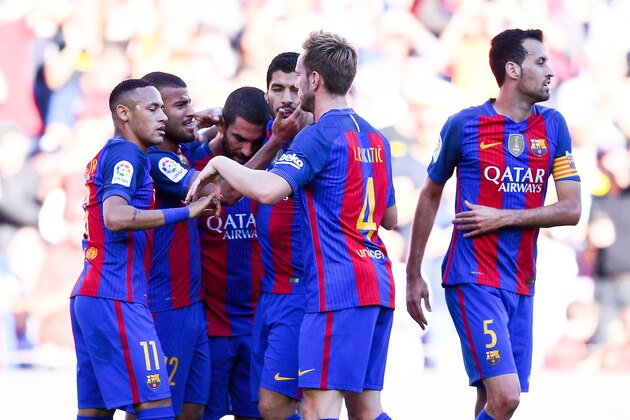 BARCELONA, SPAIN - OCTOBER 15:  Rafinha Alcantara (2ndL) of FC Barcelona celebrates with his team mates after scoring his team's first goal during the La Liga match between FC Barcelona and RC Deportivo La Coruna at Camp Nou stadium on October 15, 2016 in Barcelona, Spain.  (Photo by David Ramos/Getty Images)
