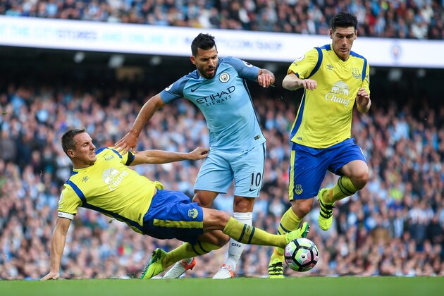 MANCHESTER, ENGLAND - OCTOBER 15: Sergio Aguero of Manchester City wins a penalty  during the Premier League match between Manchester City and Everton at Etihad Stadium on October 15, 2016 in Manchester, England. (Photo by Robbie Jay Barratt - AMA/Getty Images)