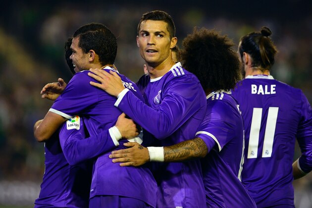 Real Madrid's Portuguese forward Cristiano Ronaldo (C) and teammates congratulate Real Madrid's midfielder Isco (L) after scorin during the Spanish league football match Real Betis vs Real Madrid CF at the Benito Villamarin stadium in Sevilla on October 15, 2016. / AFP / CRISTINA QUICLER        (Photo credit should read CRISTINA QUICLER/AFP/Getty Images)