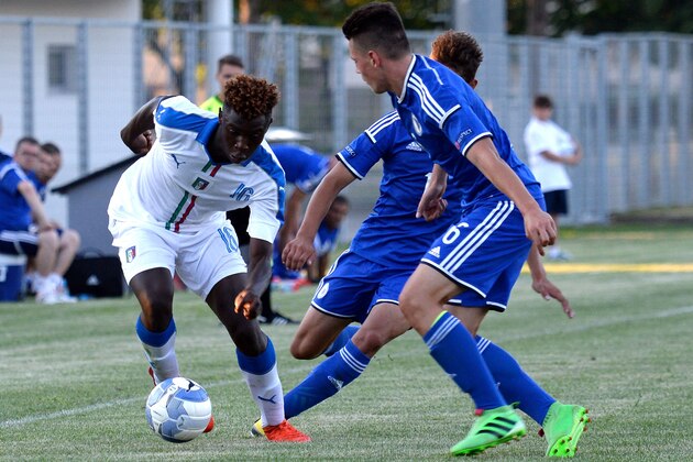 GORIZIA, ITALY - AUGUST 24:  Bioty Moise Kean (L) of Italy U16 in action during the International Friendly between Italy U16 and Bosnia U16 at Stadio Enzo Bearzot on August 24, 2016 in Gorizia, Italy.  (Photo by Dino Panato/Getty Images)