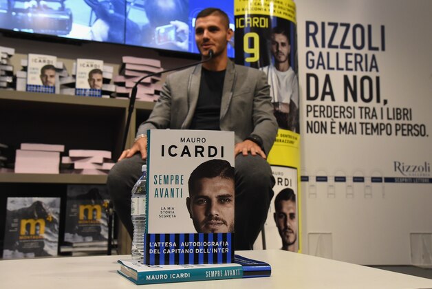 MILAN, ITALY - OCTOBER 10:  FC Internazionale Player Mauro Icardi Presents His Book 'Sempre Avanti' on October 10, 2016 in Milan, Italy.  (Photo by Claudio Villa/Getty Images)