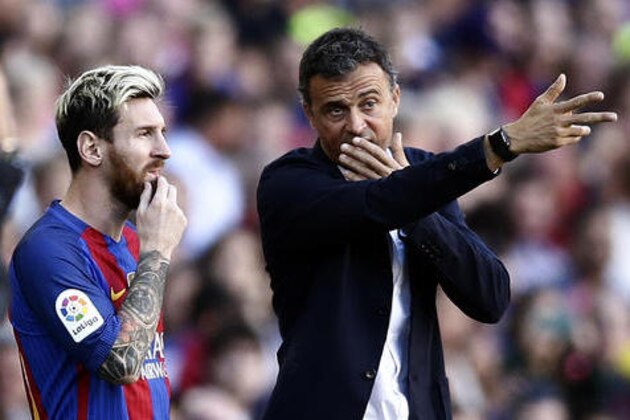 FC Barcelona's Lionel Messi, left, talks with his coach Luis Enrique during the Spanish La Liga soccer match between FC Barcelona and Deportivo Coruna at the Camp Nou in Barcelona, Spain, Saturday, Oct. 15, 2016. (AP Photo/Manu Fernandez)