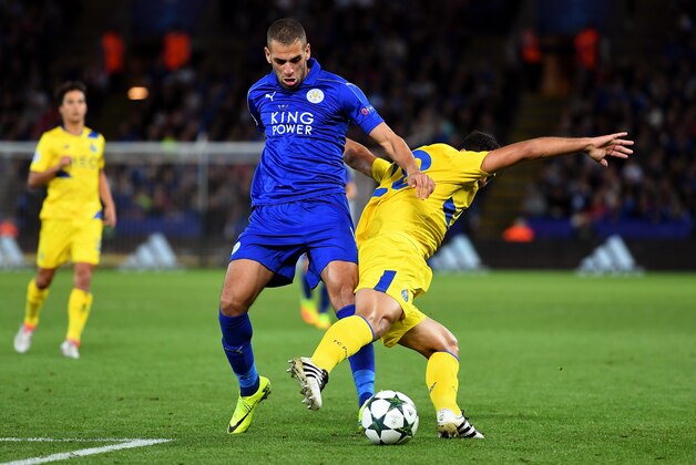 LEICESTER, ENGLAND - SEPTEMBER 27:  Islam Slimani of Leicester City and Felipe of FC Porto tussle for the ball during the UEFA Champions League Group G match between Leicester City FC and FC Porto at The King Power Stadium on September 27, 2016 in Leicester, England.  (Photo by Michael Regan/Getty Images)