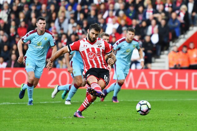 SOUTHAMPTON, ENGLAND - OCTOBER 16:  Charlie Austin of Southampton scores their third goal from the penalty spot during the Premier League match between Southampton and Burnley at St Mary's Stadium on October 16, 2016 in Southampton, England.  (Photo by Mike Hewitt/Getty Images)